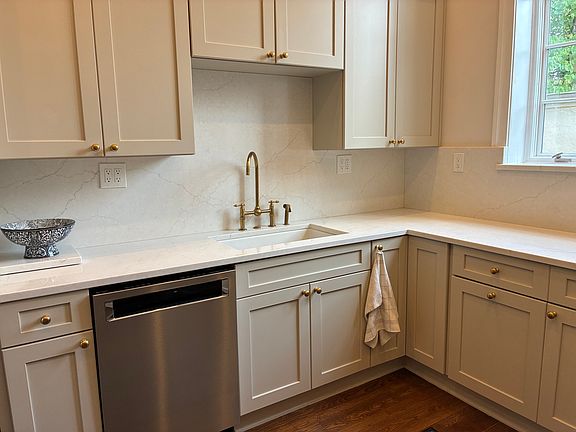 3rd image of 1331 C St NE