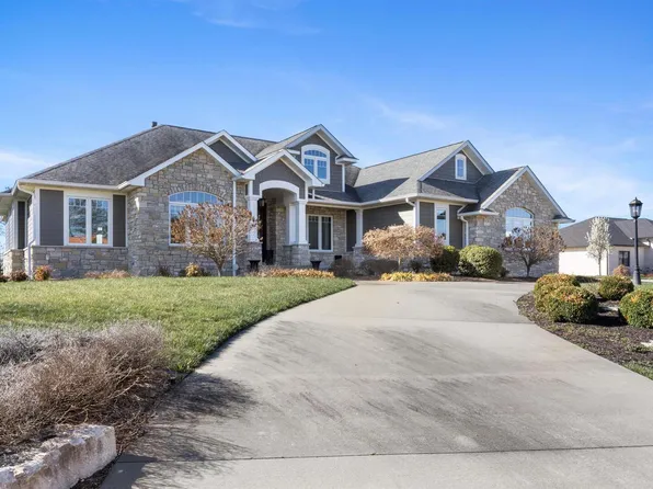 2205 Kingspointe Dr, Marion, IL 62959