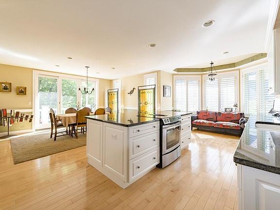 4th image of 4 Highwood Ln