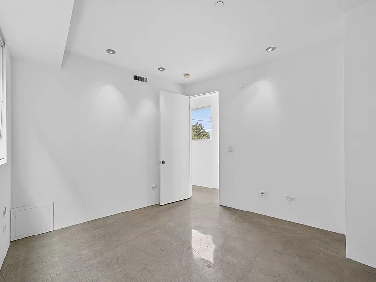 404 Grand Blvd — Photo 40