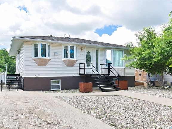 2nd image of 1135 Caribou STREET W