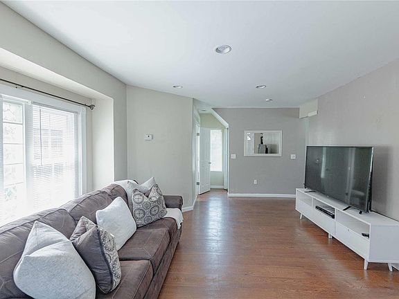 3rd image of 8342 Flora Ave