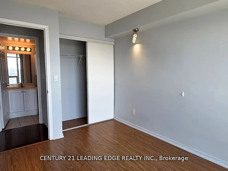 18 Valley Woods Rd #Penthouse 204 — Photo 11
