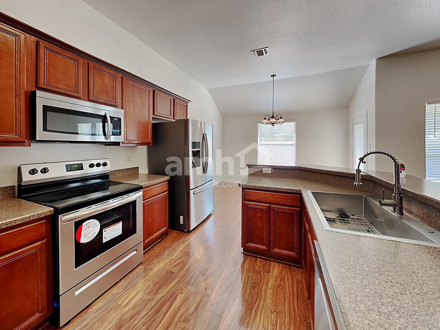 3 bed, 2.0 bath, 1608 sqft, $2,305 — Photo 3