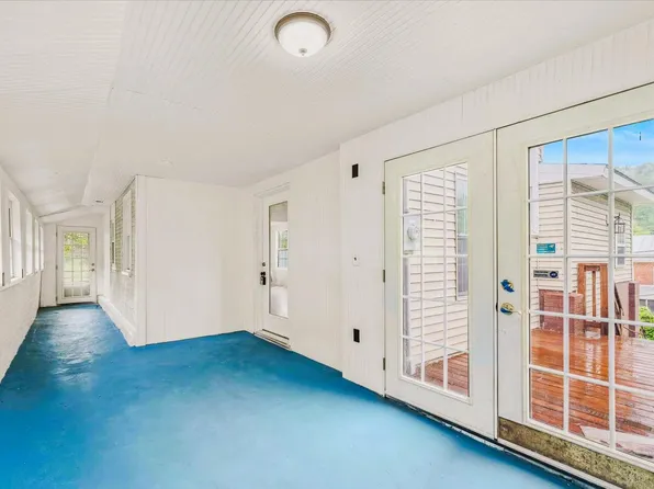 151 S Laurel Ave, Berkeley Springs, WV 25411