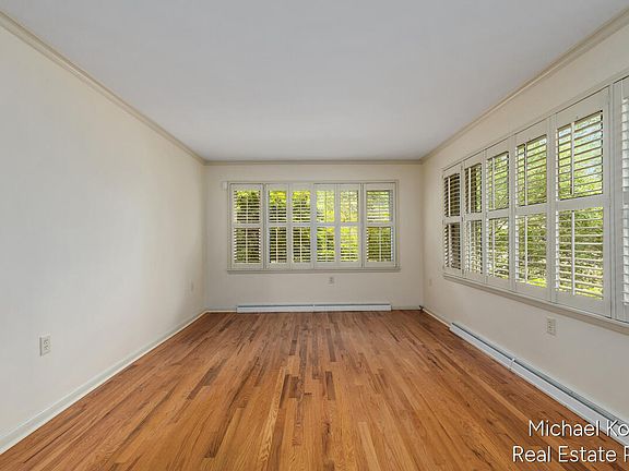 4th image of 590 Hoffman St