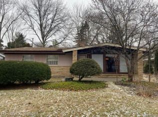 27442 Red Leaf Ln, Southfield, MI 48076