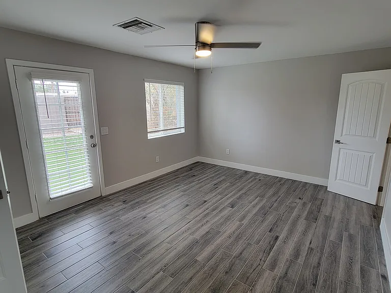 535 W 15th St — Photo 5