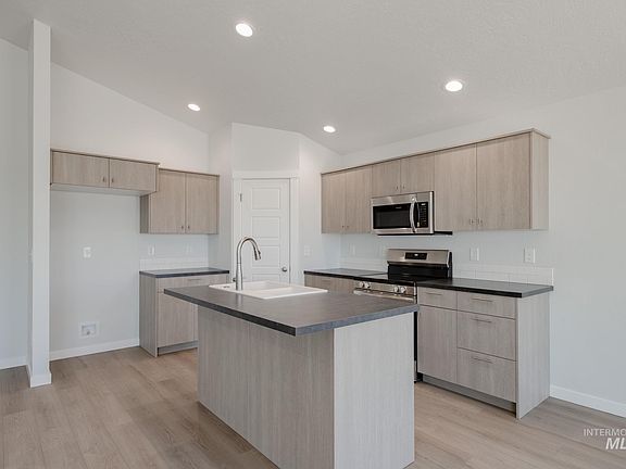 5th image of 9093 W Camellia St