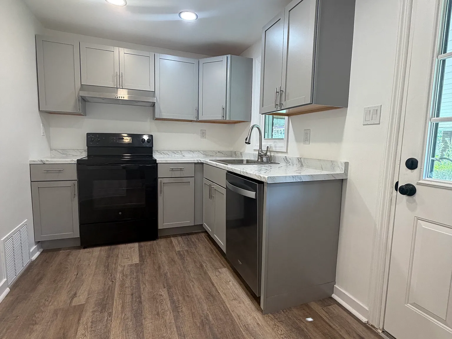 2 bed, 988 sqft, $1,295 — Photo 4