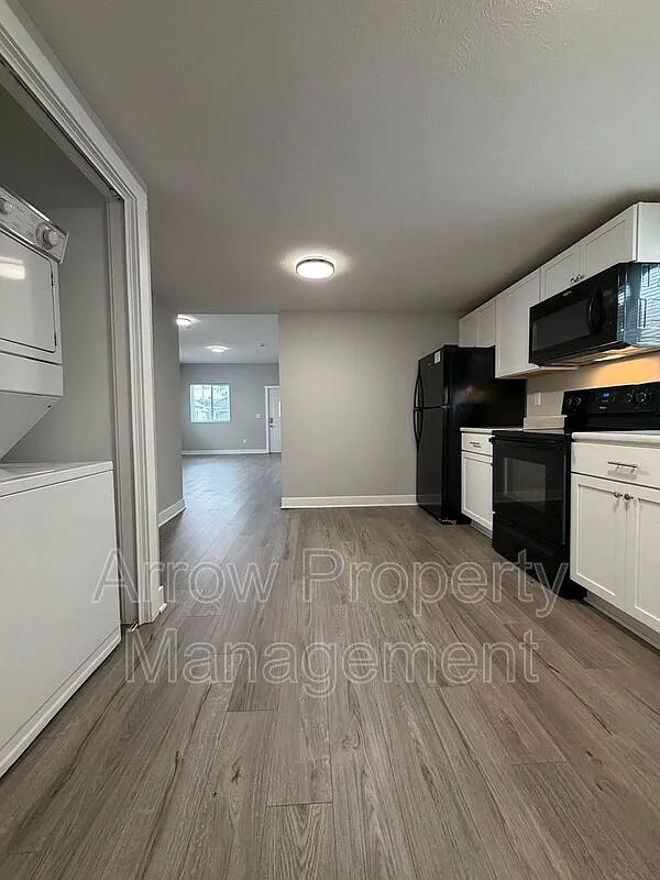 2 bed, 1.0 bath, 828 sqft, $1,320 — Photo 3