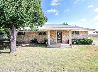 208 W College St, Jacksboro, TX 76458