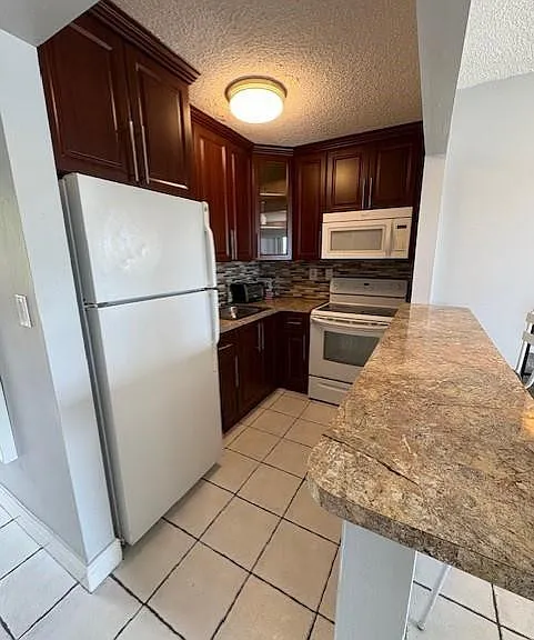 365 NE 125th St #302 — Photo 1