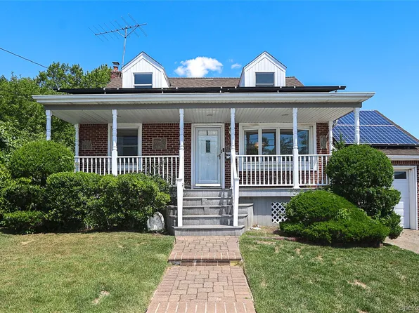 20 E Clearwater Road, Lindenhurst, NY 11757