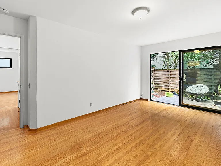592 Corbett Ave #592 — Photo 11