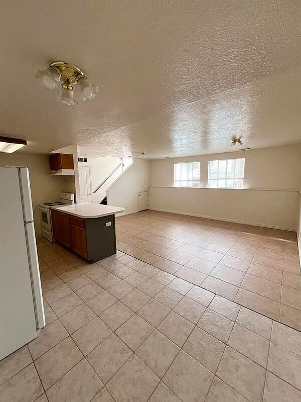 3 bed, 1.5 bath, 1204 sqft, $1,200 — Photo 2