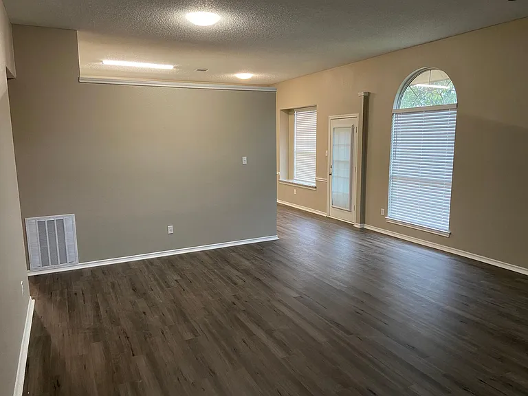 1530 Winslow Ln — Photo 1