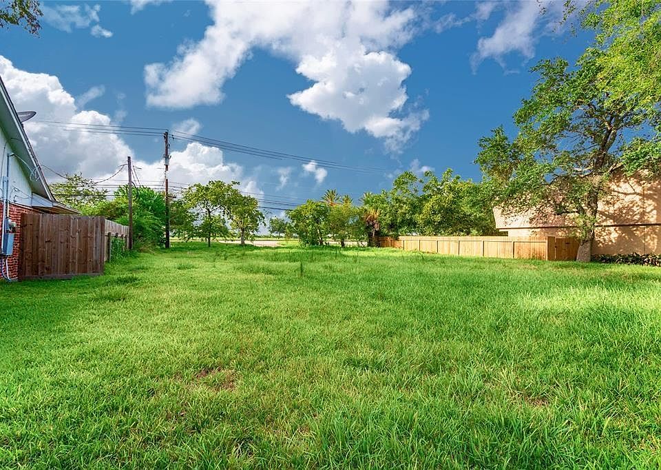 1st image of 2527 Lazy Lake Dr