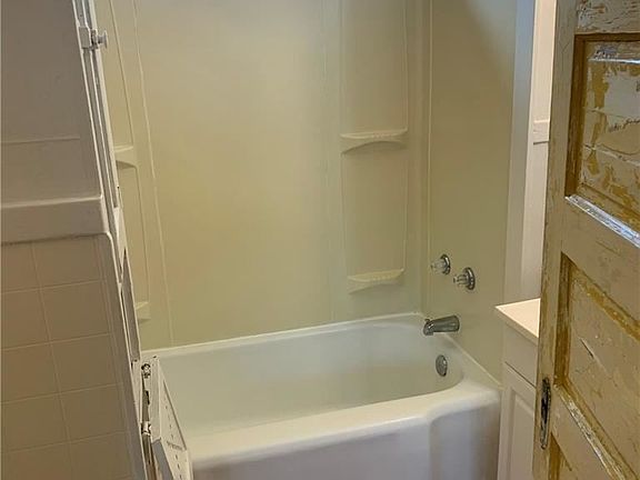 4th image of 711 N Solomon St #B