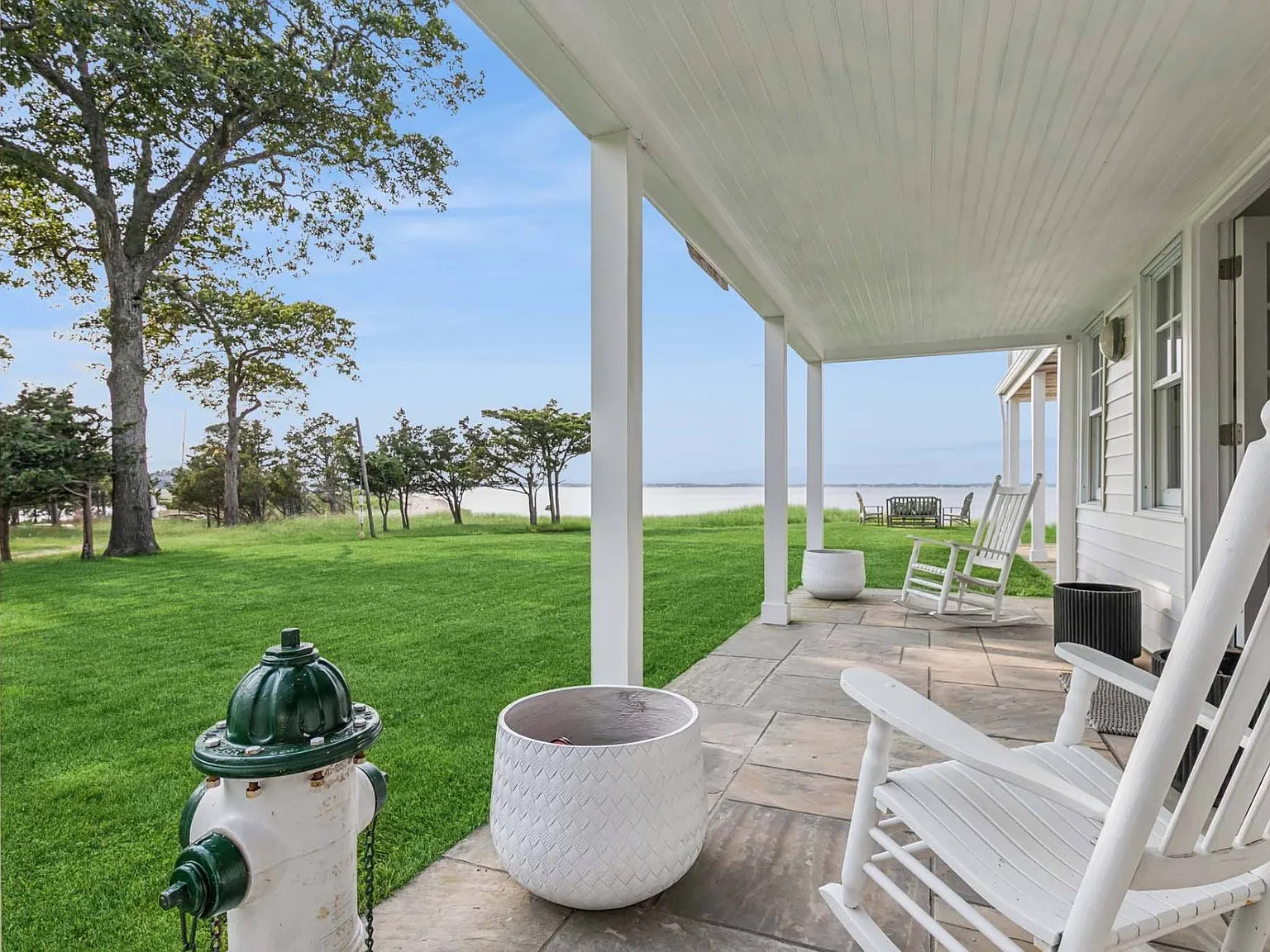 Renovated Waterfront Home On 6 Acres — Photo 3