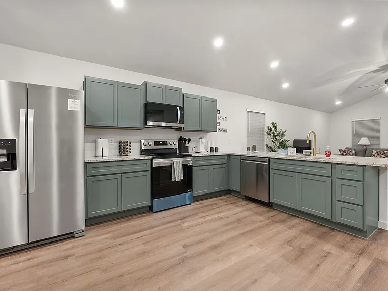 2515 Kenwood Ave — Photo 18