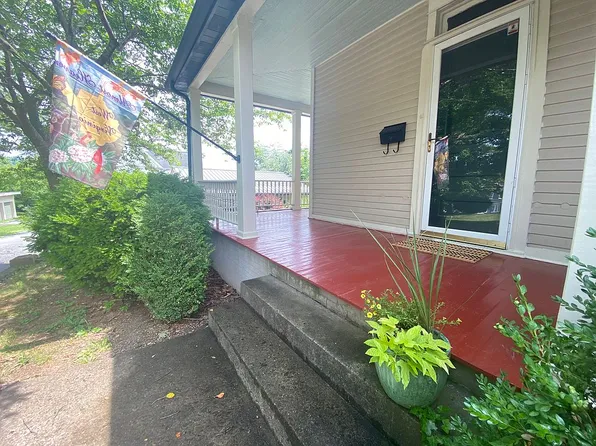 9 Buckhannon St, Westover, WV 26501