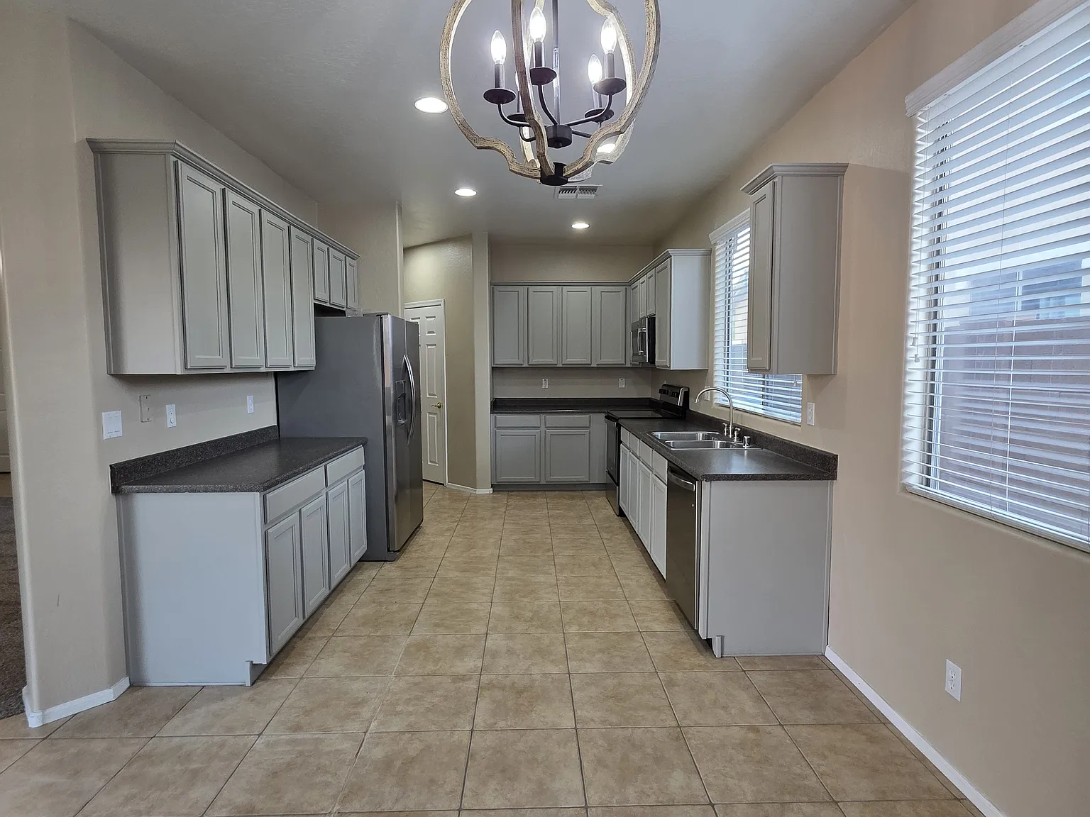 4 bed, 2047 sqft, $2,295 — Photo 4