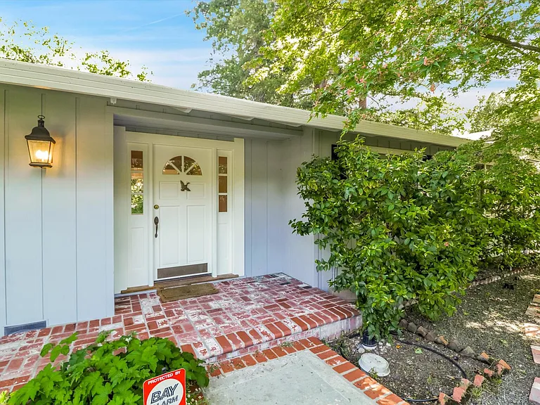 1064 Westridge Ave — Photo 2