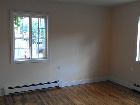 4th image of 693 Evergreen Ave APT 1