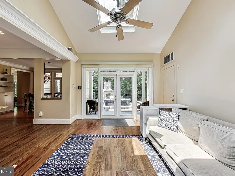 5809 Grosvenor Ln — Photo 9