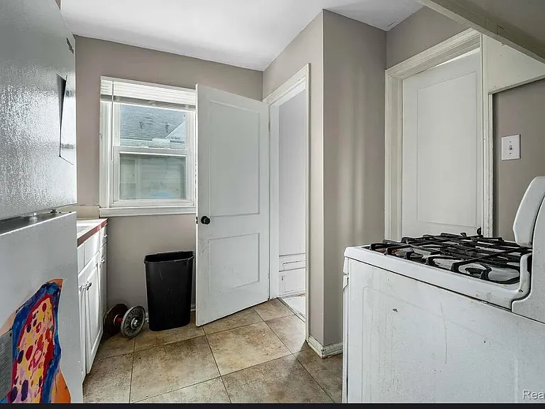 4049 Williams St — Photo 8