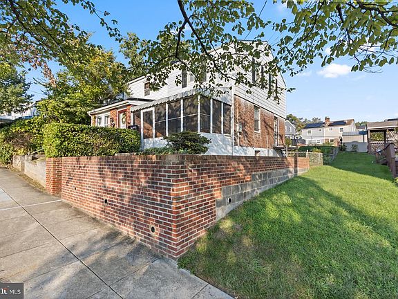 2nd image of 805 50th Pl NE