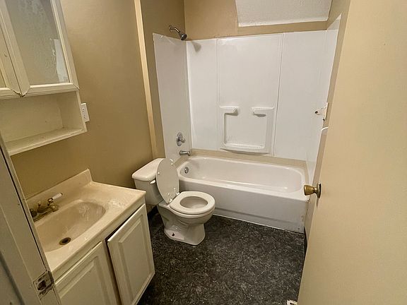3rd image of 10911 Hulda Ave