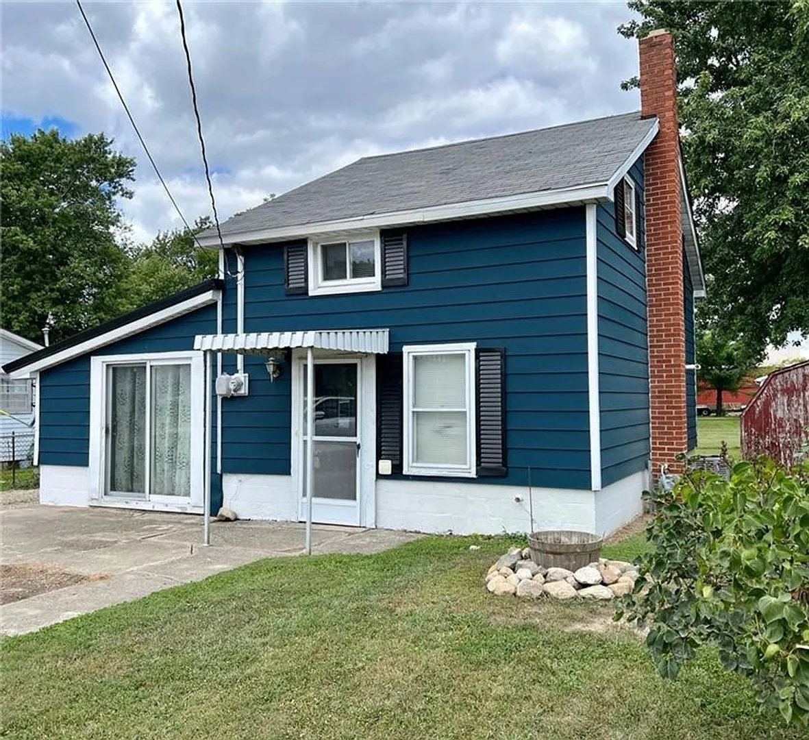 Adorable Bungalow 2/3 Bedroom 1 Bath Rental Home — Photo 1