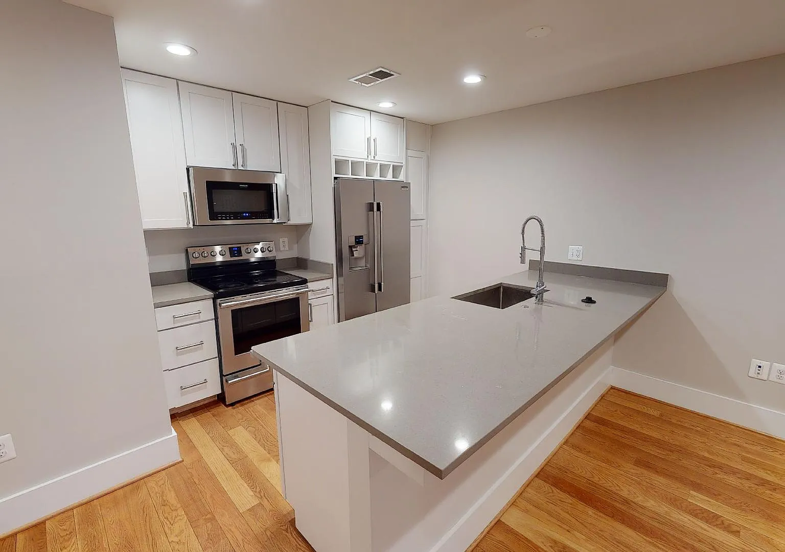 3 bed, 1300 sqft, $2,990 — Photo 4