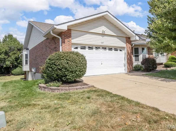 207 Southern Oaks Dr, Saint Charles, MO 63303