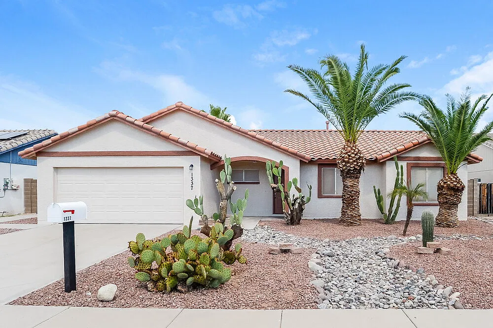 3 bed, 2.0 bath, 1368 sqft, $2,030 — Photo 1