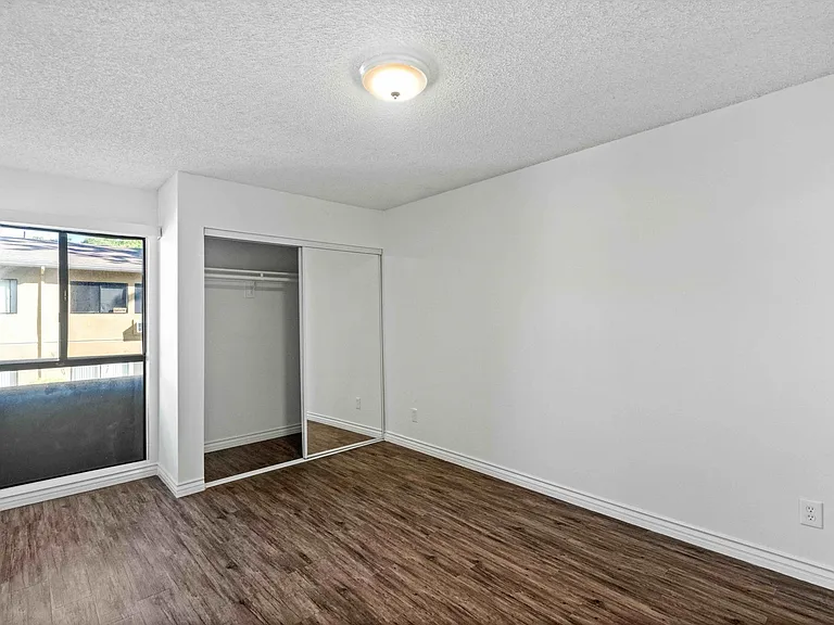 1725 Grismer Ave — Photo 9