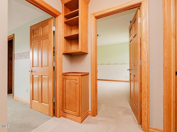 4th image of 348 Sycamore Ct