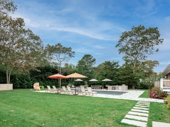 45 Sherwood Rd, Hampton Bays, NY 11946