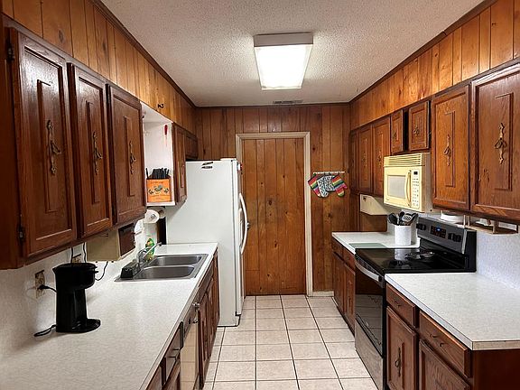 3rd image of 313 Orange Ln
