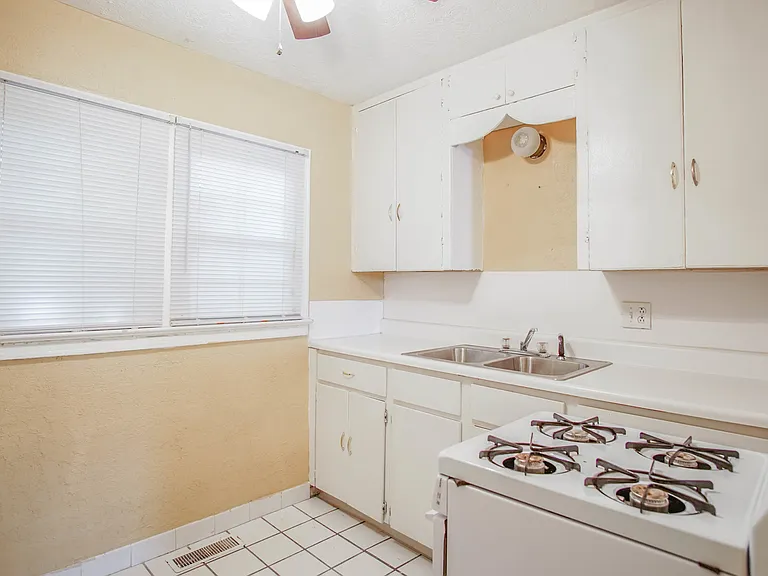 458 College Ave — Photo 4