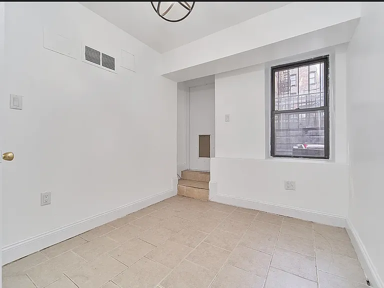 233 E 12th St #G — Photo 4