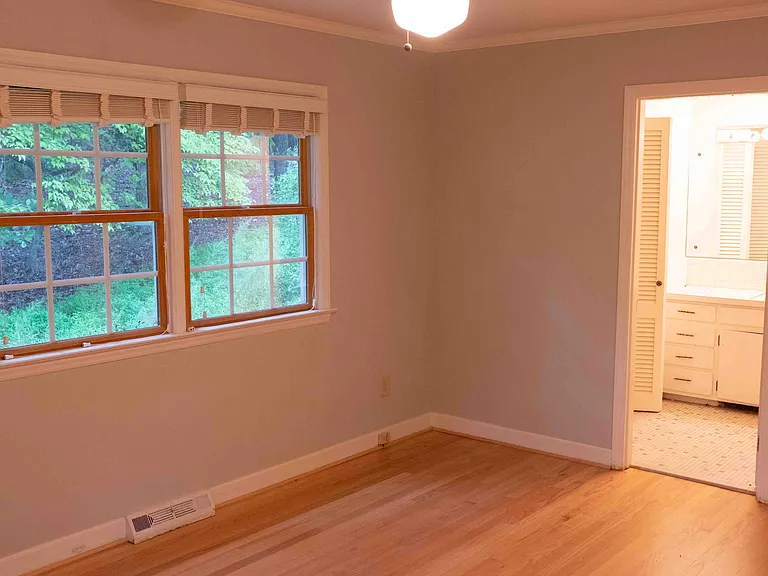 Primary suite with en suite bathroom.