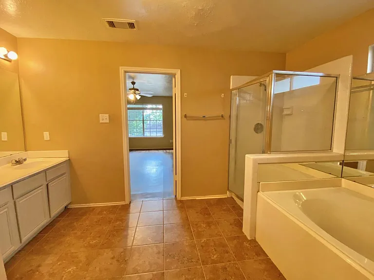 2406 Kenbridge Dr — Photo 10