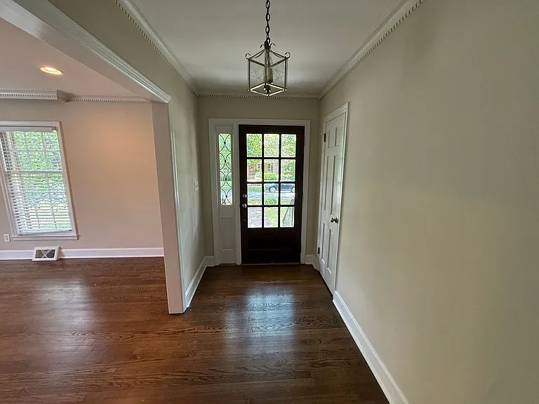 1885 Maryland Ave — Photo 2