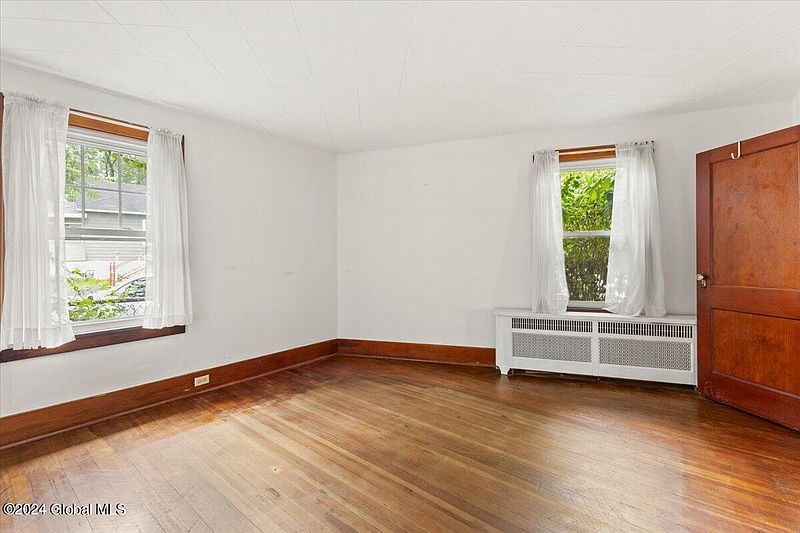 5th image of 35 Lawrence Street