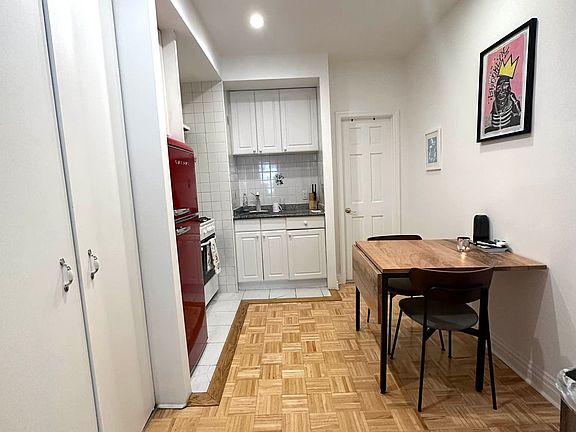 2nd image of 324 W 47th St APT 3C