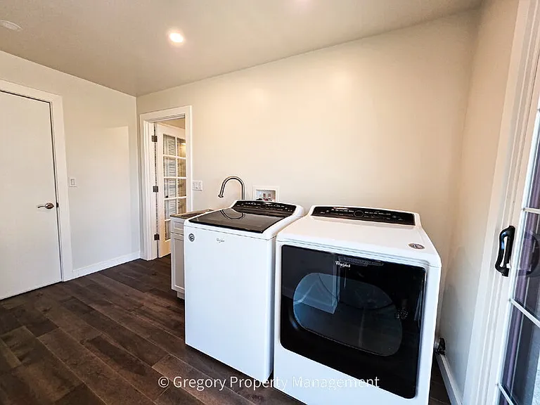 1715 Holbrook Ave — Photo 14