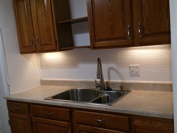 Updated Kichen, Stainless Sink, Garbage Disposal, Undercount